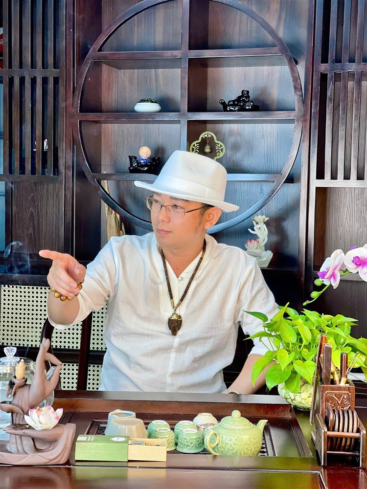 Tiến Tuân trò chuyện