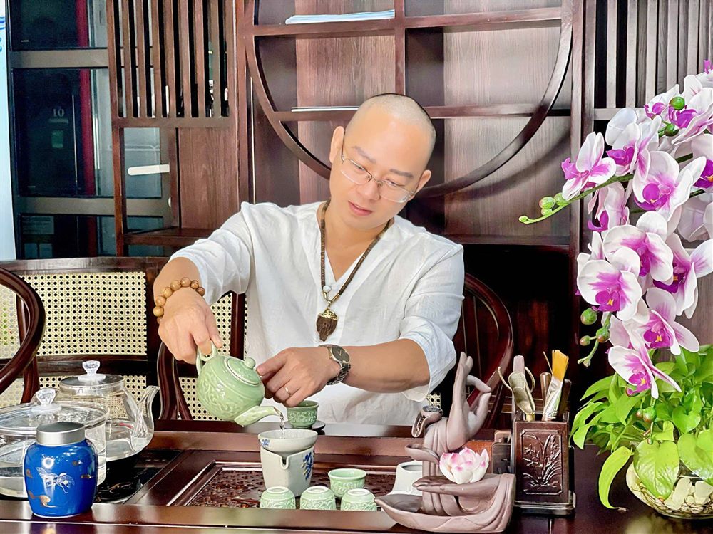 Tiến Tuân pha trà